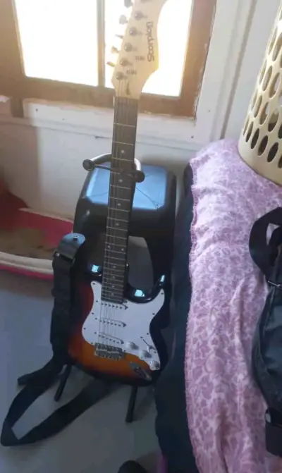 Guitarra eléctrica Scorpion + amplificador - miniatura 1