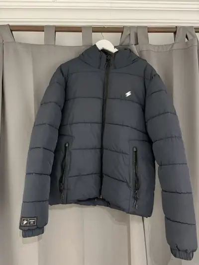Chaqueta acolchada gris con capucha - miniatura 1