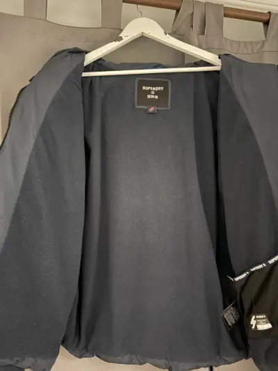 Chaqueta acolchada gris con capucha - miniatura 2