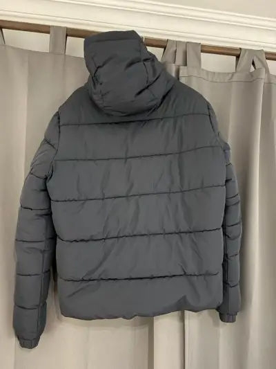 Chaqueta acolchada gris con capucha - miniatura 3