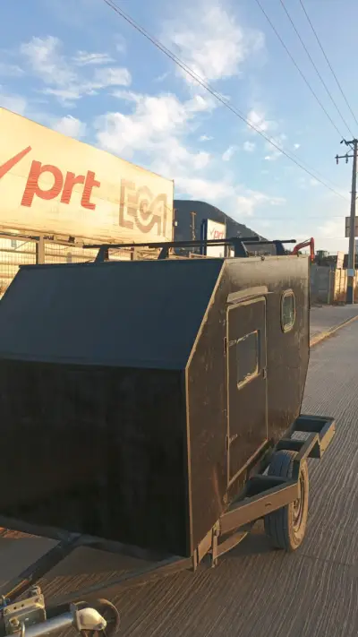 Remolque tipo camper negro - miniatura 2