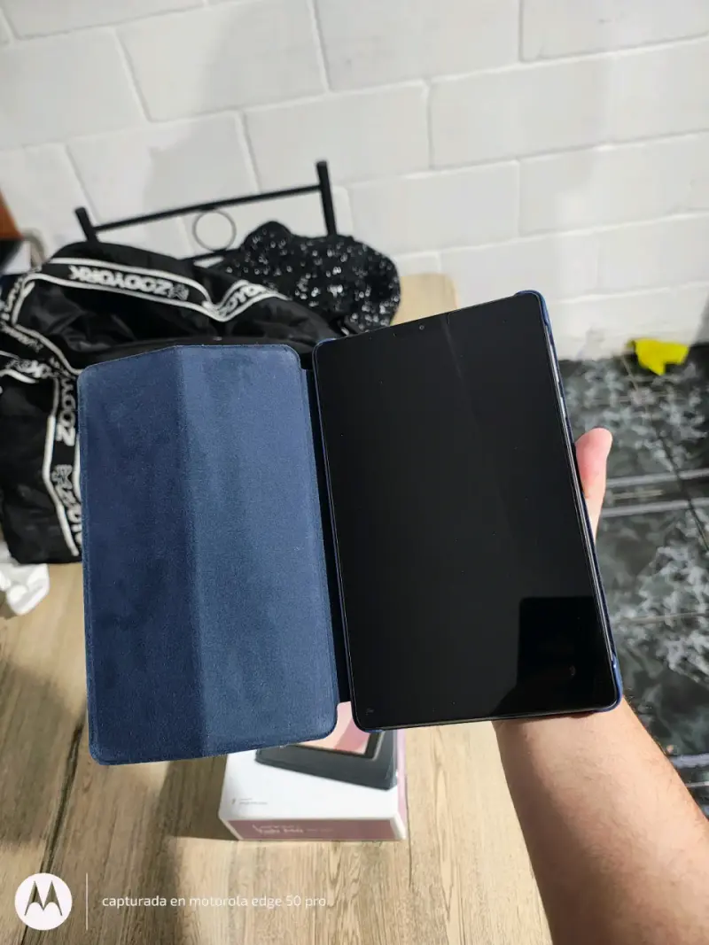 Tablet Lenovo Tab M8 con funda - 2