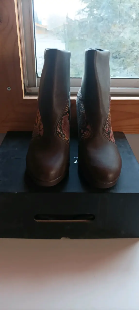 Botines cuero con diseño serpiente