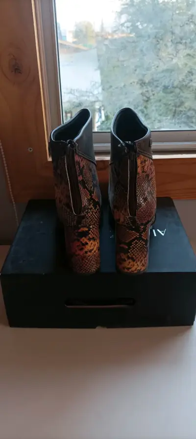 Botines cuero con diseño serpiente - miniatura 2