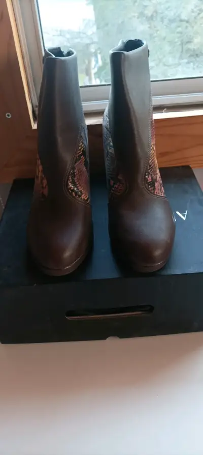 Botines cuero con diseño serpiente - miniatura 4