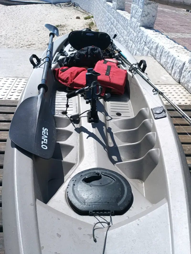 Kayak con equipo de pesca - 2