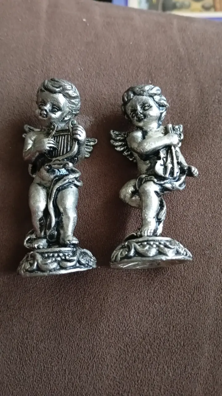 Figuras de ángeles de peltre