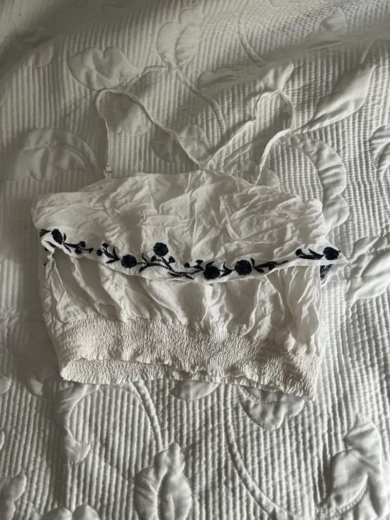 Top blanco con bordado floral
