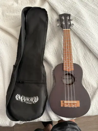 Ukulele Mahori con funda - miniatura 1