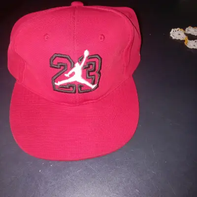 Gorra roja con logo Jordan con 23 - miniatura 1