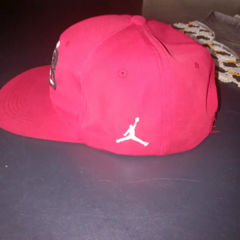 Gorra roja con logo Jordan con 23 - 2
