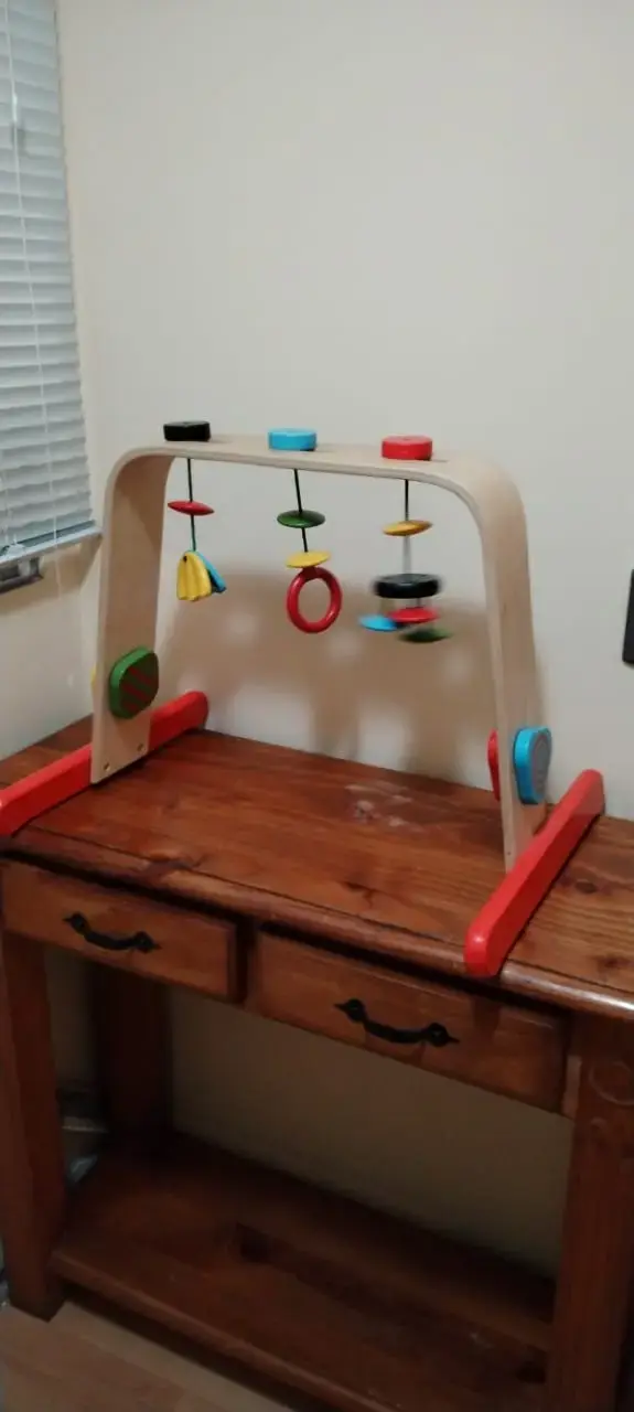 Gimnasio de madera para bebés