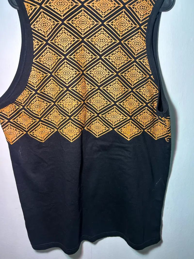Polera deportiva con diseño geométrico - 1
