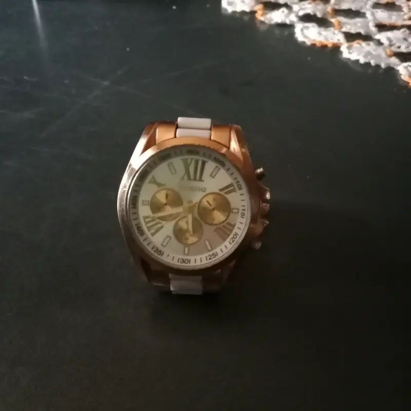 Reloj Geneva dorado y blanco - 1