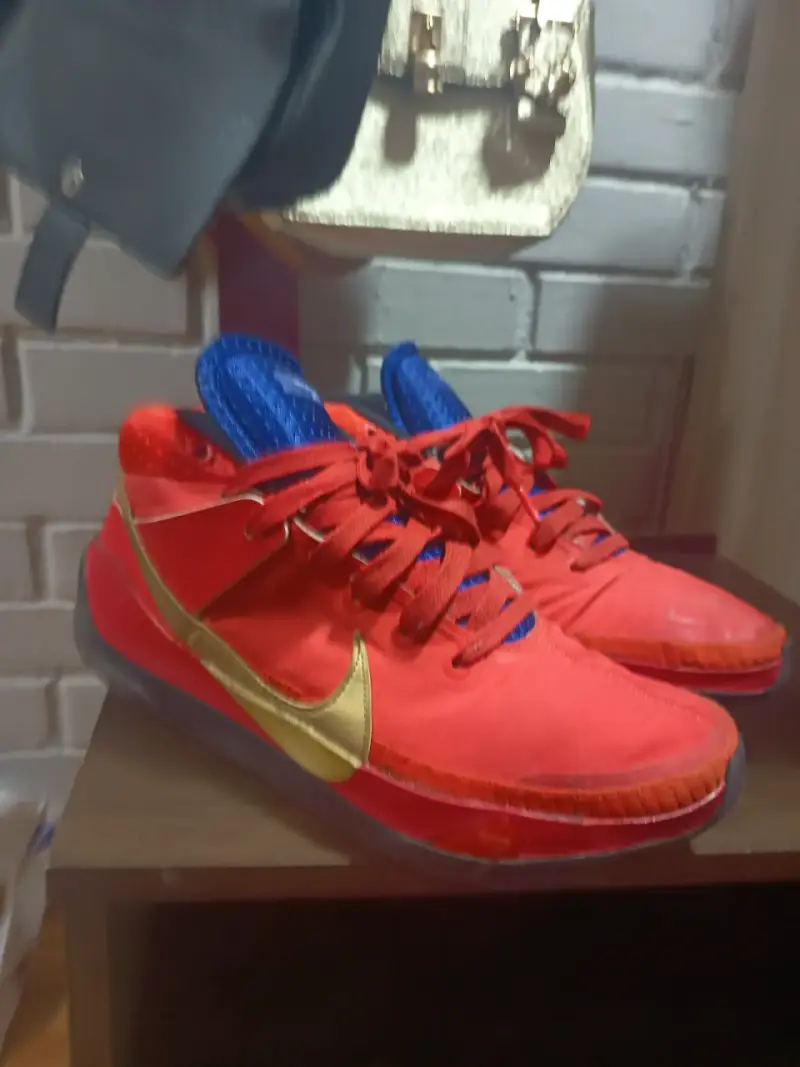 Zapatillas deportivas rojas y doradas - 1