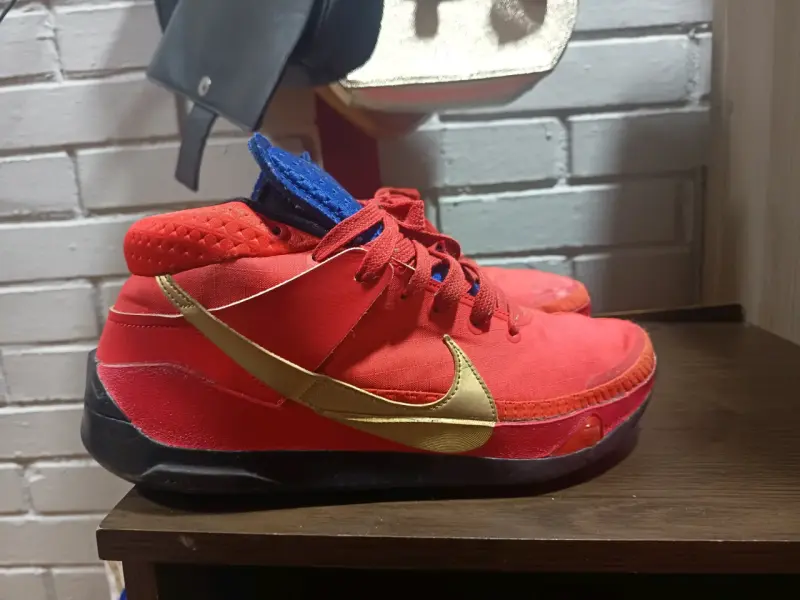 Zapatillas deportivas rojas y doradas - 2