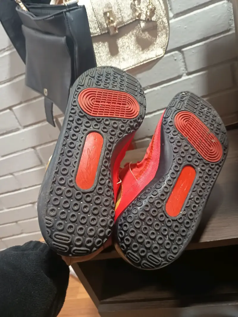 Zapatillas deportivas rojas y doradas - 3