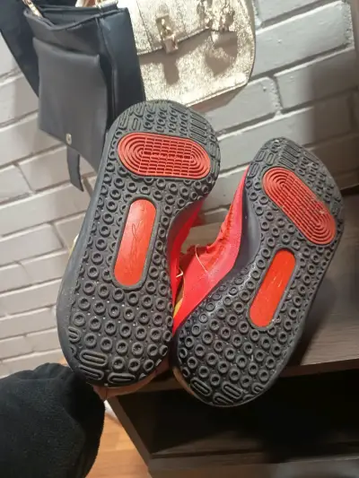 Zapatillas deportivas rojas y doradas - miniatura 3