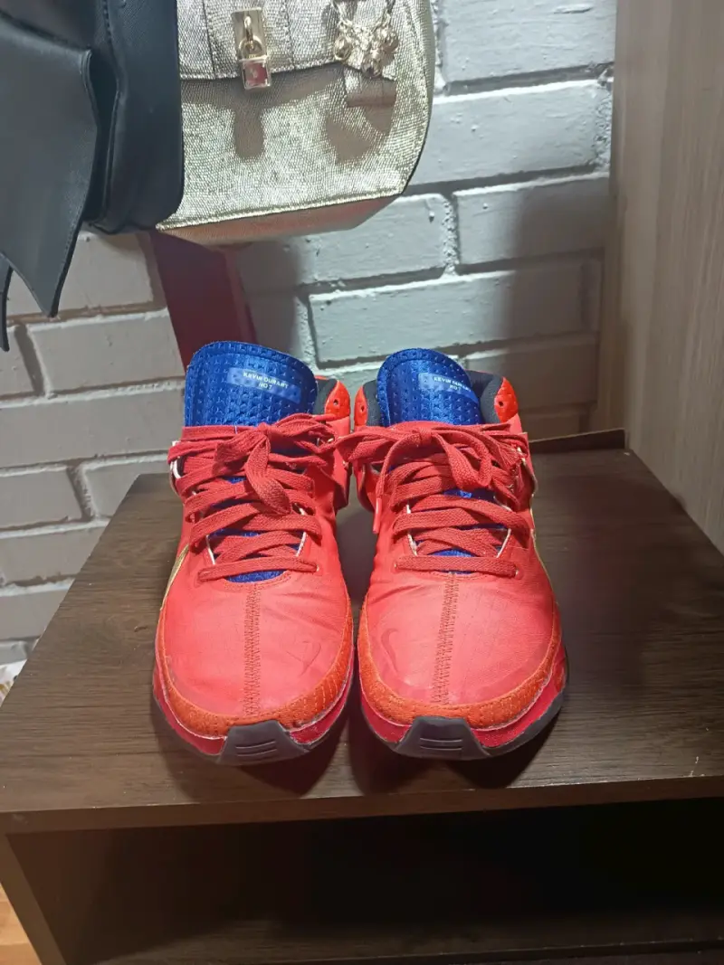 Zapatillas deportivas rojas y doradas - 4