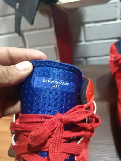 Zapatillas deportivas rojas y doradas - miniatura 5