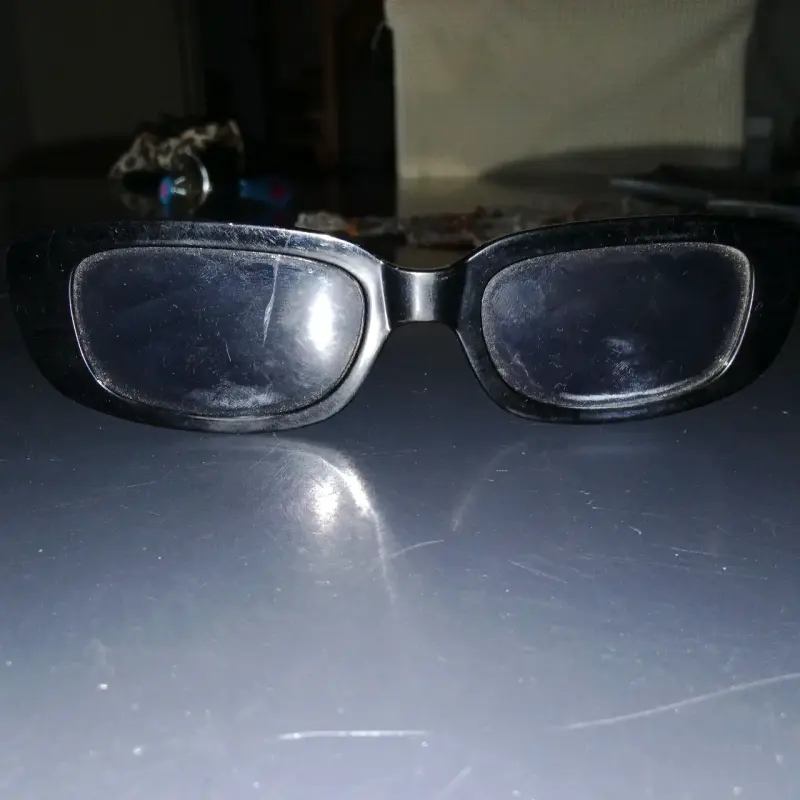 Lentes de sol negros usados - 1