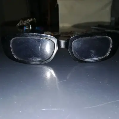 Lentes de sol negros usados - miniatura 1