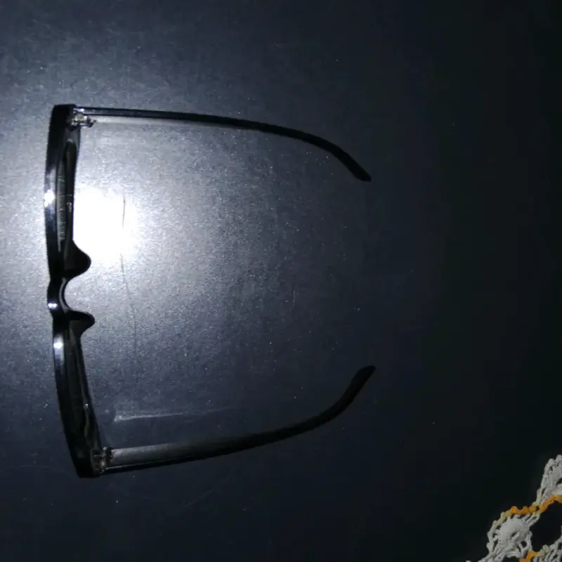 Lentes de sol negros usados - 2
