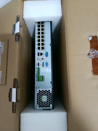 NVR Hikvision DS-7700 - miniatura 2