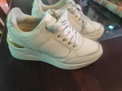Zapatillas blancas con dorado - miniatura 1
