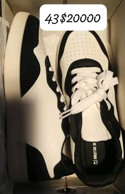 Zapatillas blancas y negras talla 43 - miniatura 1