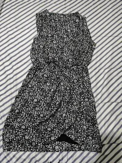 Vestido negro corto estampado - miniatura 2