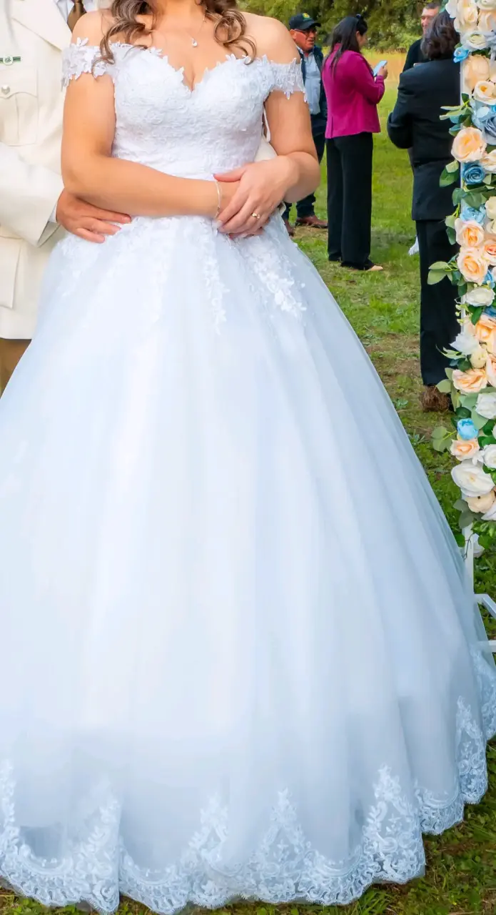 Vestido de novia blanco con encaje - 1