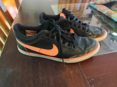 Zapatillas negras con logo naranja - miniatura 1