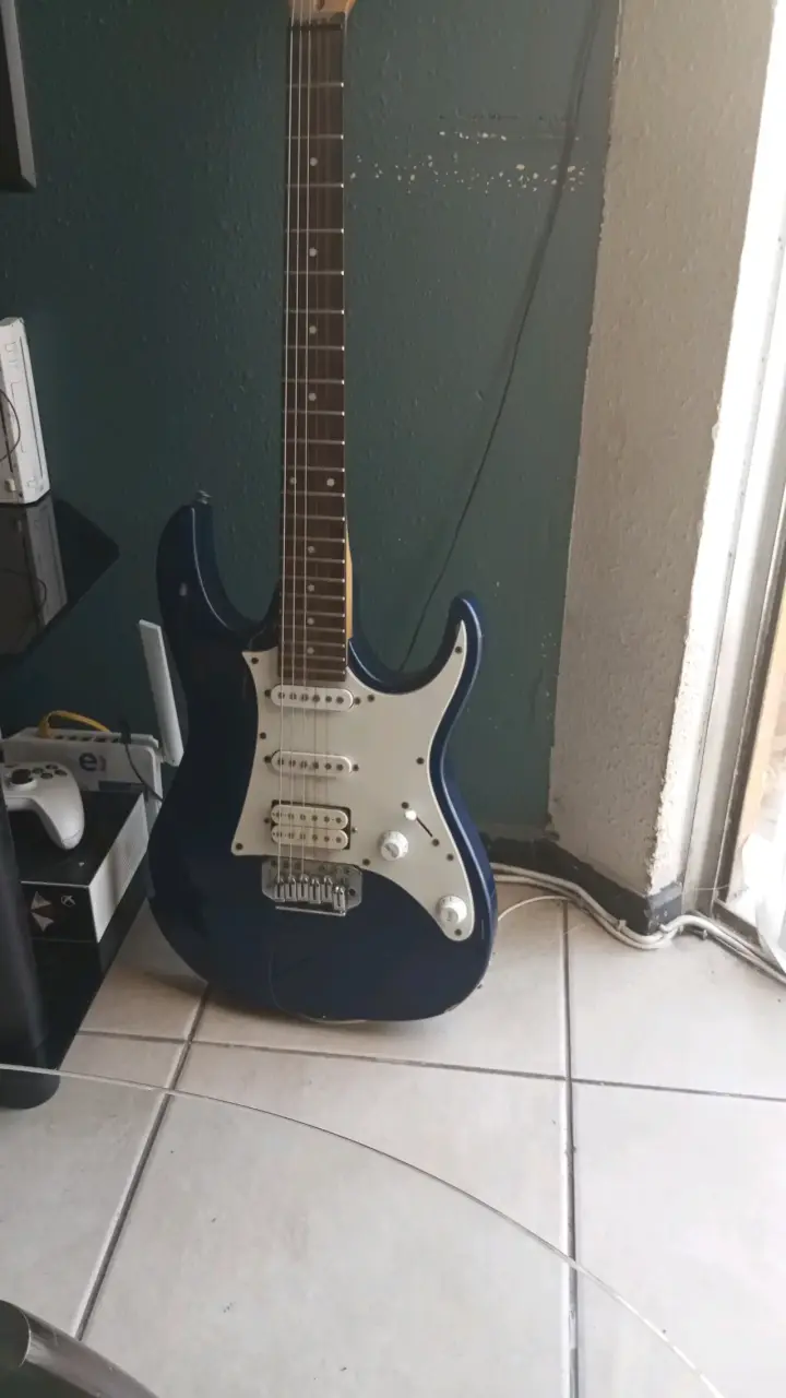 Guitarra eléctrica azul tipo Stratocaster