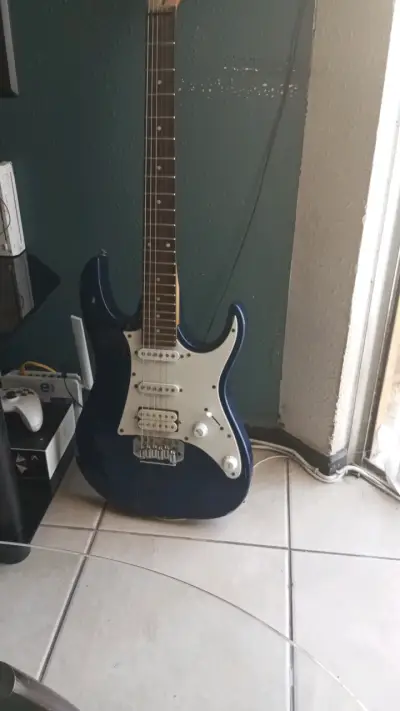 Guitarra eléctrica azul marca Ibañez - miniatura 1