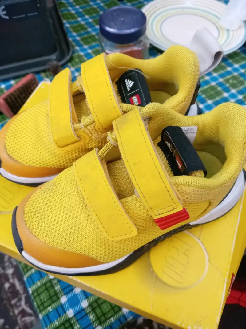 Zapatos deportivos amarillos LEGO - 1