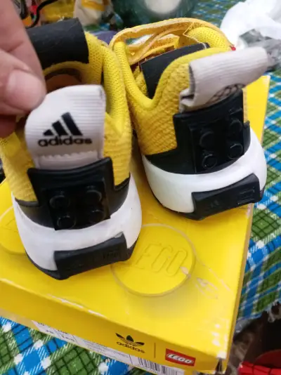 Zapatos deportivos amarillos LEGO - miniatura 2