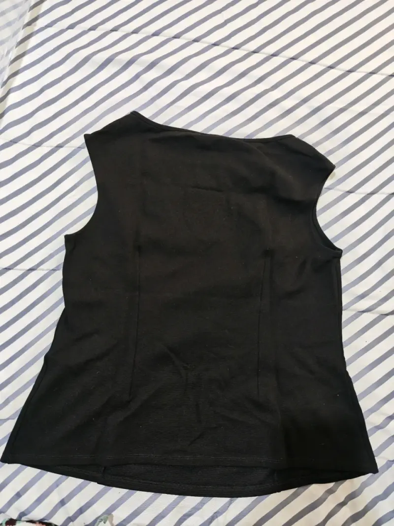 Polera negra sin mangas - 2
