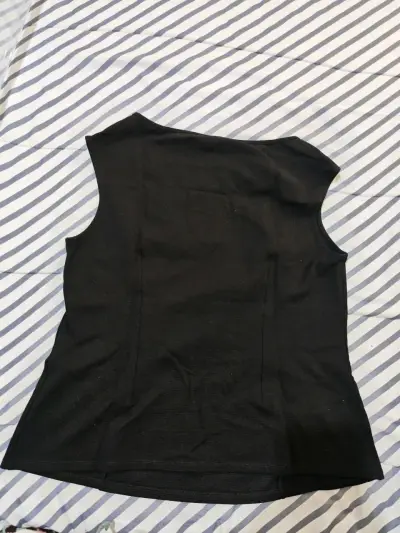 Polera negra sin mangas - miniatura 2