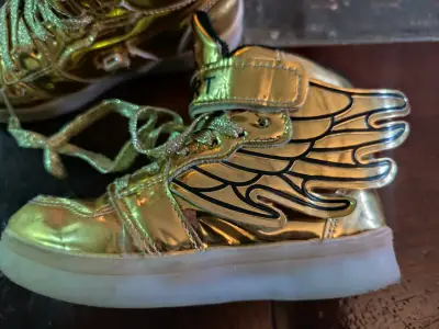 Zapatillas doradas con alas - miniatura 3