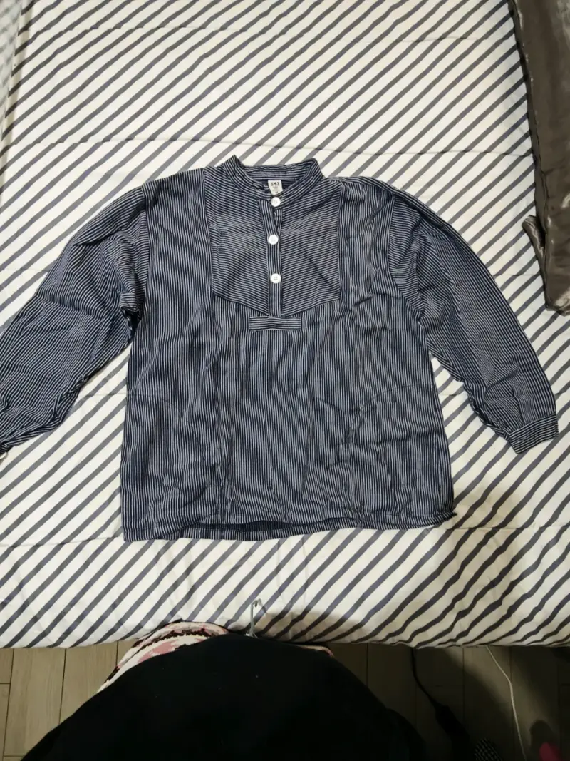 Blusa rayada azul con botones - 1