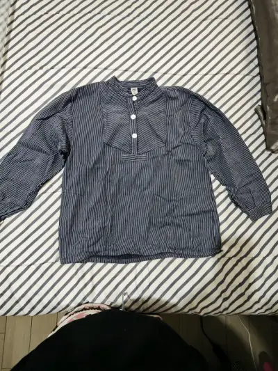 Blusa rayada azul con botones - miniatura 1