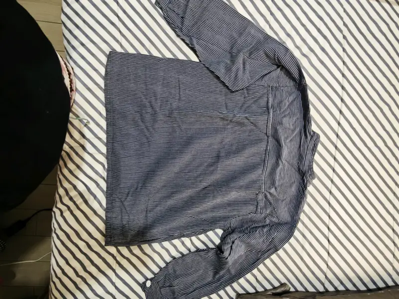 Blusa rayada azul con botones - 2