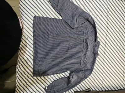 Blusa rayada azul con botones - miniatura 2