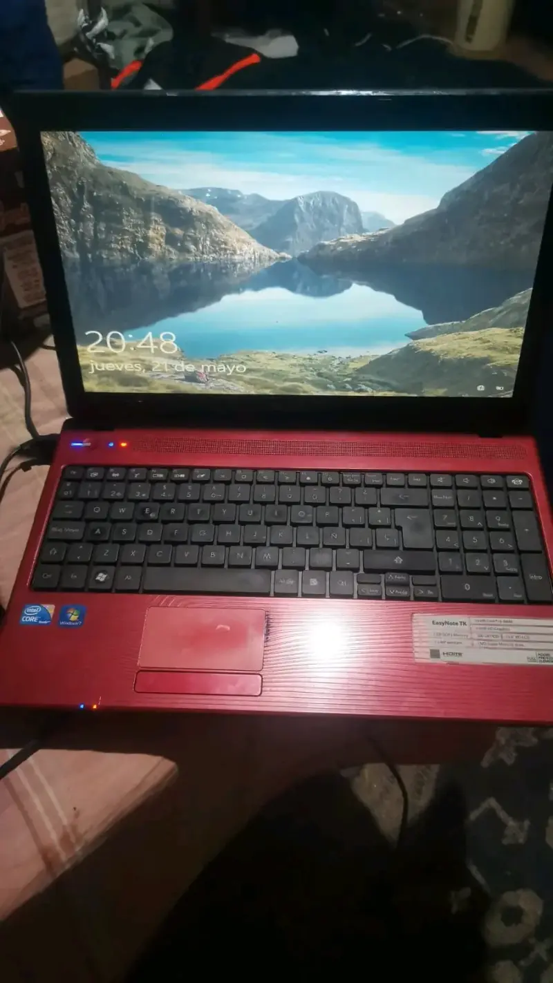 Notebook Packard Bell rojo - 1