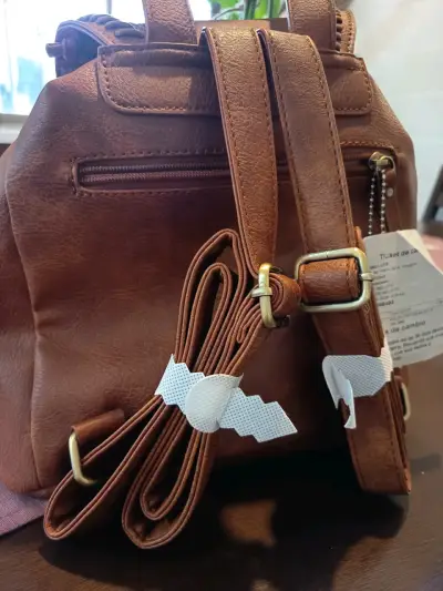 Mochila café de cuero sintético - miniatura 1