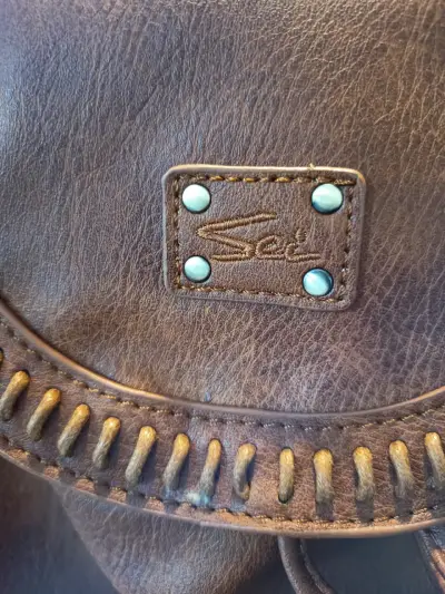 Mochila café de cuero sintético - miniatura 2