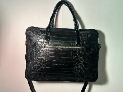 Bolso negro tipo cocodrilo marca Gacel - miniatura 1