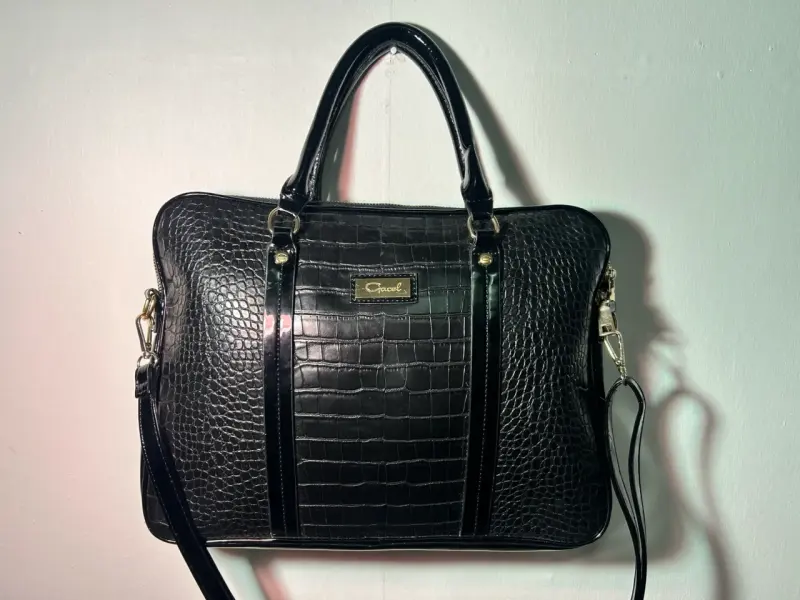 Bolso negro tipo cocodrilo marca Gacel - 2