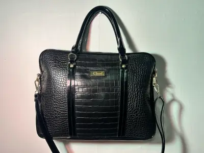 Bolso negro tipo cocodrilo marca Gacel - miniatura 2